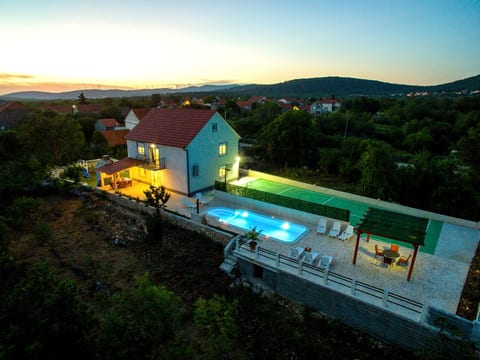 in Opanci mit beheiztem Pool, Parkplatz