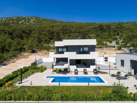 Villa Bura mit Pool und tollem Ausblick