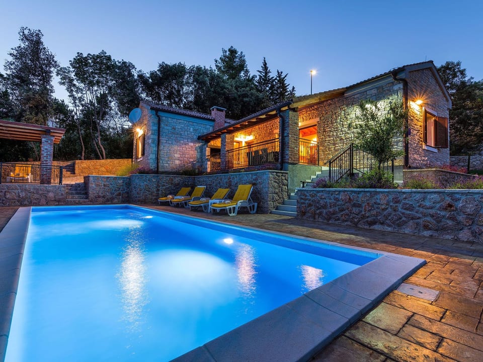 Villa Roko con piscina riscaldata - Posedarje