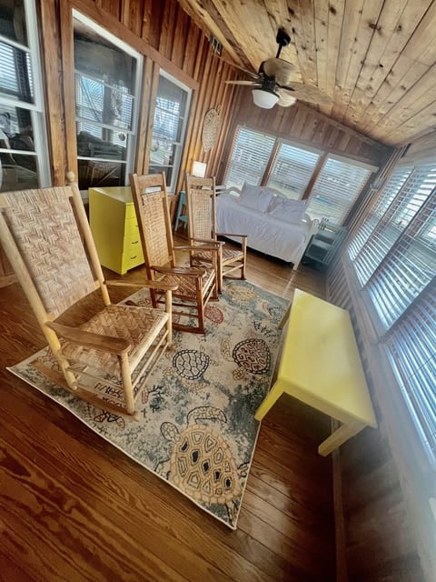 Sunroom w/ Twin trundle