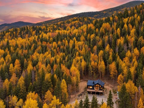 Complete seclusion on a grand scale, set right amongst the changing Fall leaves. Experience total privacy on our front deck or back hot tub patio, surrounded by miles of the Pike National Forest.