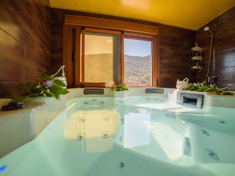 Das Upside Down House mit Whirlpool-Badewanne
