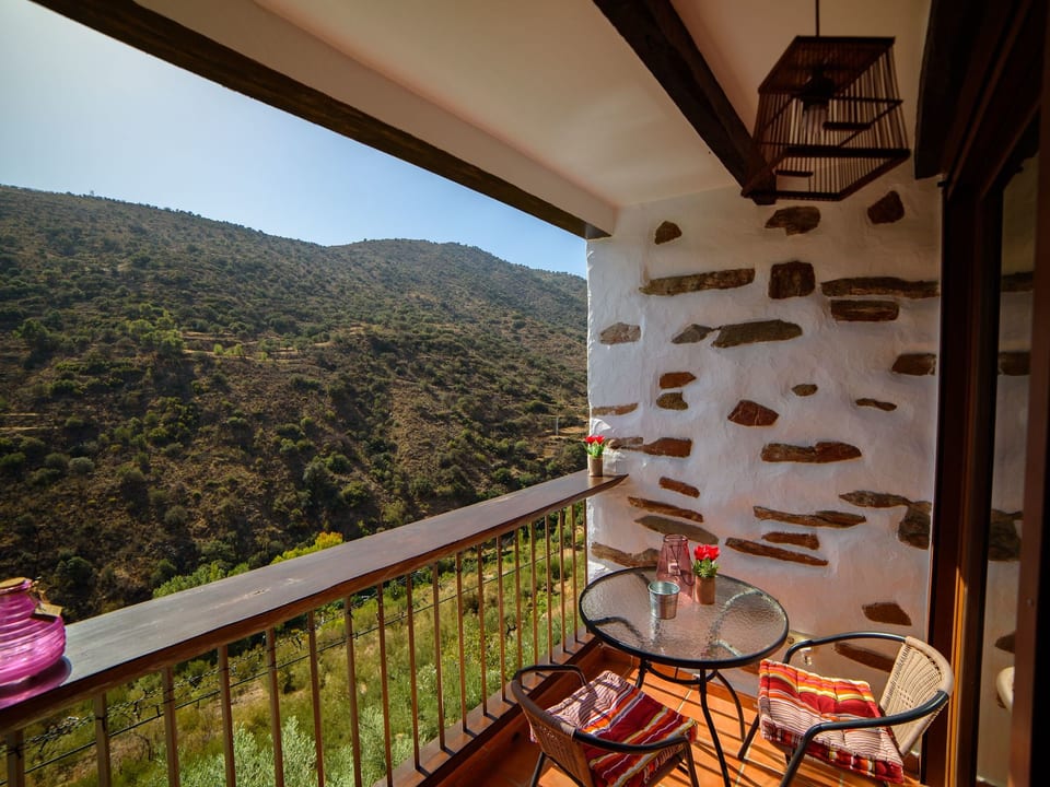 Das Upside Down House mit Whirlpool-Badewanne - Laroya