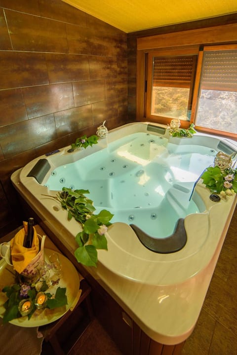 Das Upside Down House mit Whirlpool-Badewanne