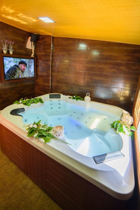 Das Upside Down House mit Whirlpool-Badewanne