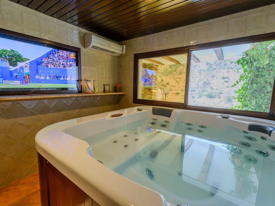 Haus mit integrierter Felswand und Jacuzzi - Laroya