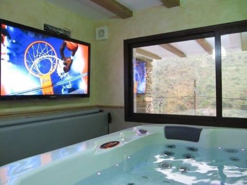 Haus mit integrierter Felswand und Jacuzzi