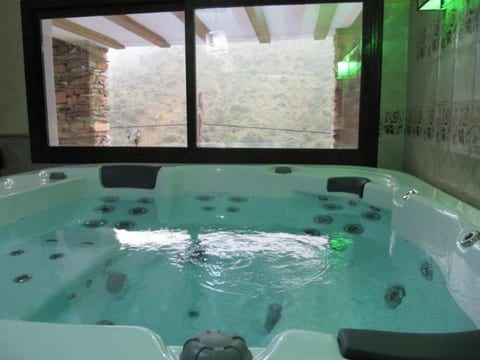 Haus mit integrierter Felswand und Jacuzzi