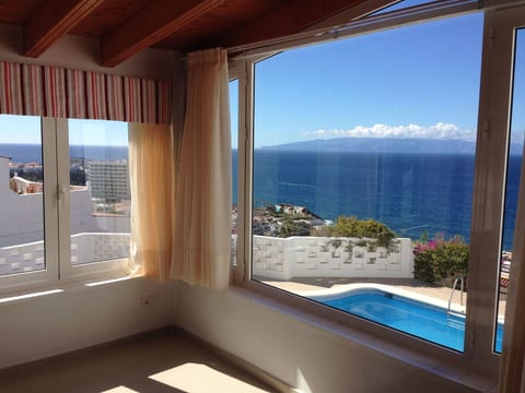 Wohnung mit Aussicht, Terrasse und Schwimmbad