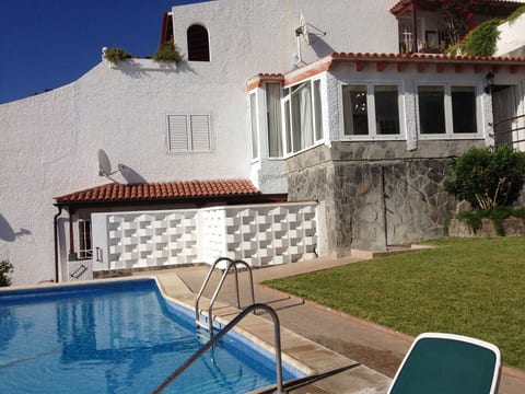 Wohnung mit Aussicht, Terrasse und Schwimmbad