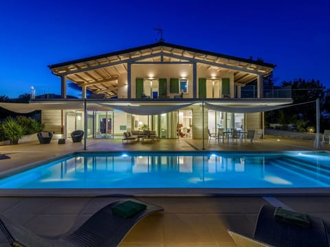 Villa Montefalcone, Außen- und Innenpool