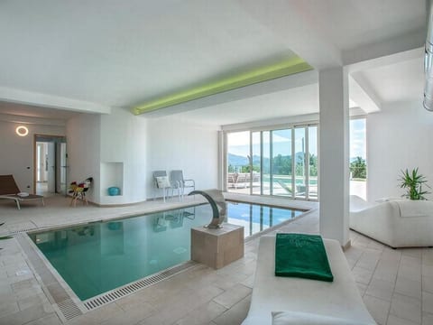Villa Montefalcone, Außen- und Innenpool