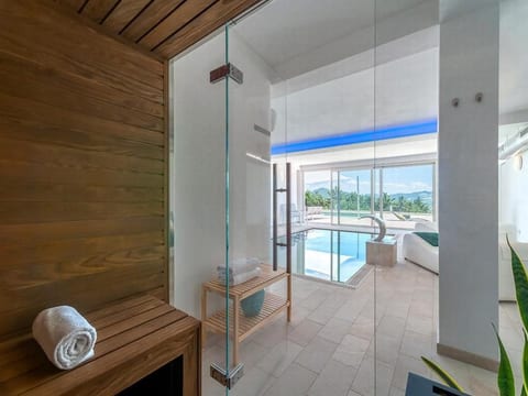 Villa Montefalcone, Außen- und Innenpool