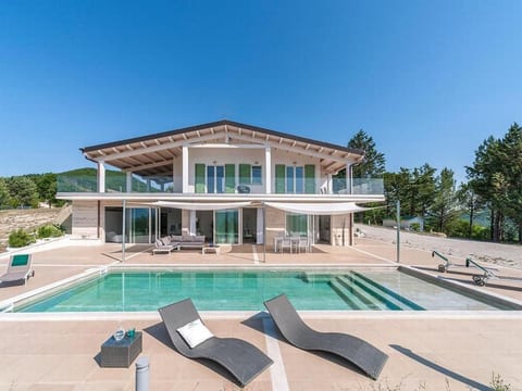 Villa Montefalcone, Außen- und Innenpool
