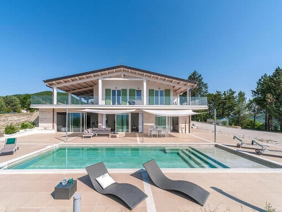 Villa Montefalcone, Außen- und Innenpool - Acqualagna