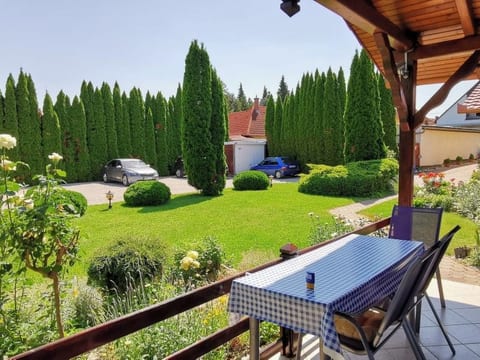 Bequem eingerichtete Wohnung mit großem Garten