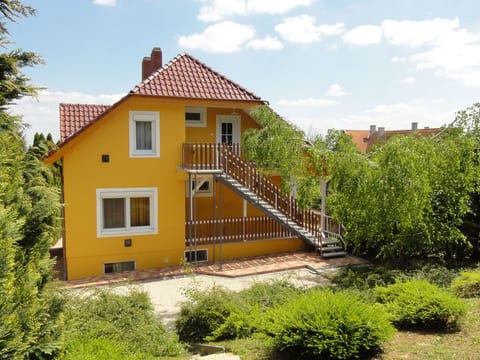 mit Terrasse und Grillstelle