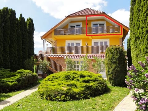 mit Terrasse und Grillstelle
