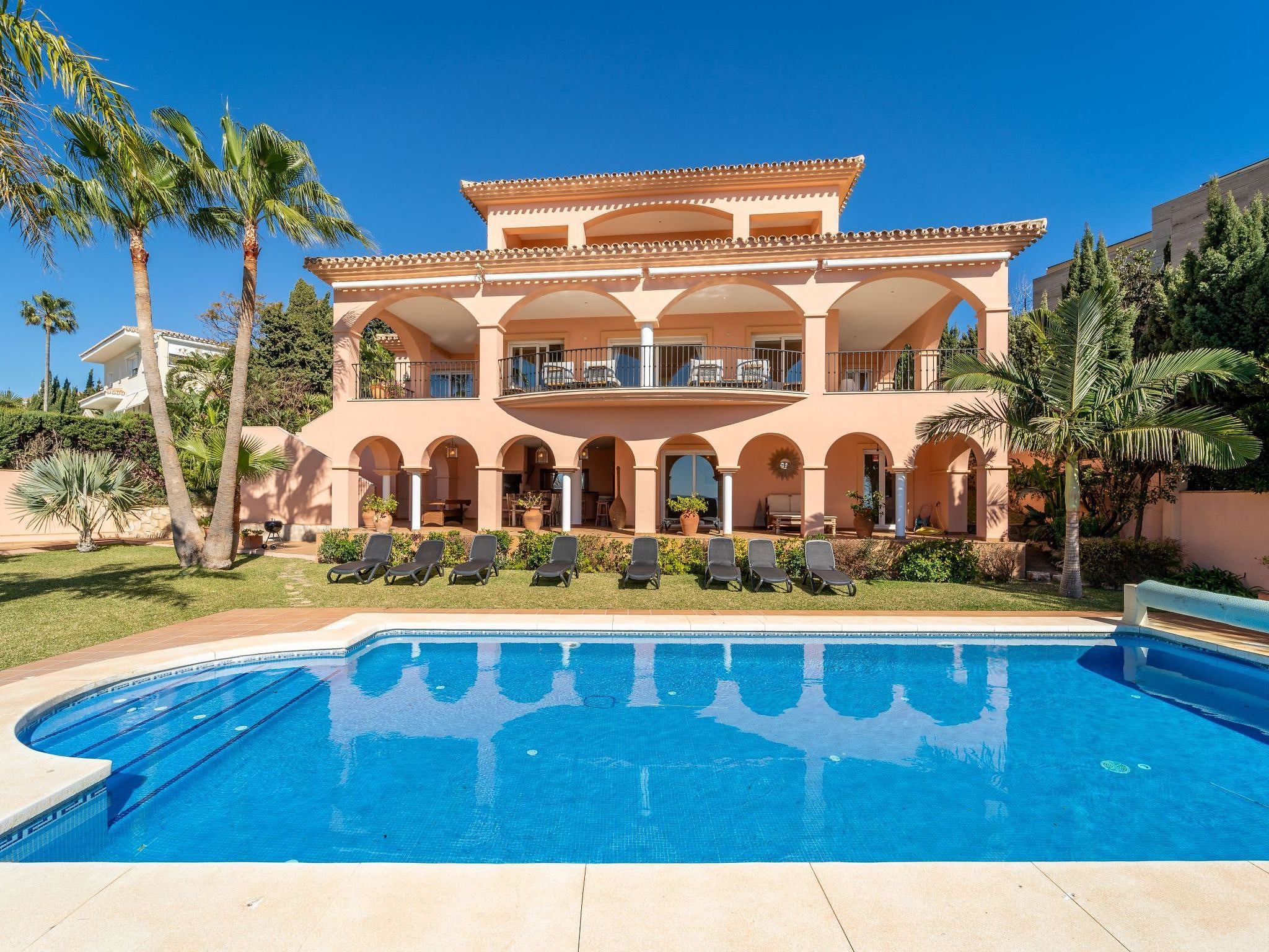 Luxuriöse Villa mit beheiztem Pool und Whirlpool