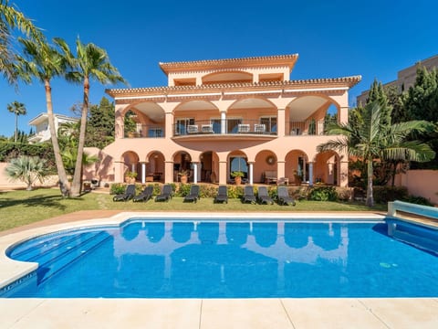 Luxuriöse Villa mit beheiztem Pool und Whirlpool