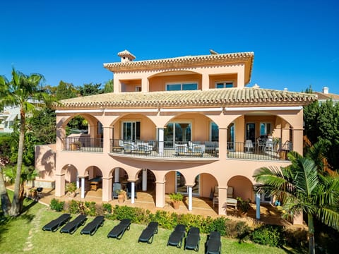 Luxuriöse Villa mit beheiztem Pool und Whirlpool