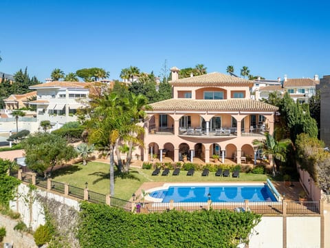 Luxuriöse Villa mit beheiztem Pool und Whirlpool
