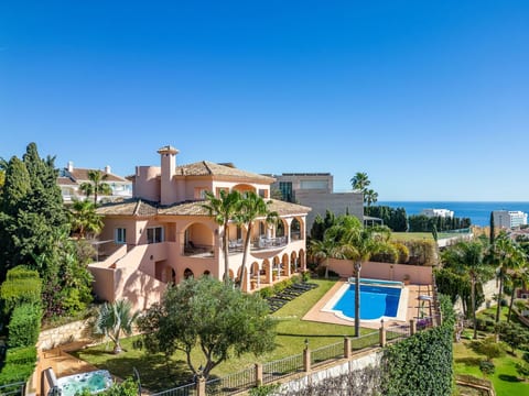 Luxuriöse Villa mit beheiztem Pool und Whirlpool