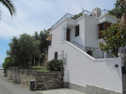 Komfortable Ferienwohnung in Cervo mit Garten