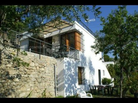 Komfortable Ferienwohnung in Cervo mit Garten