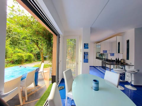 Sehr moderne Wohnung mit schönem Garten