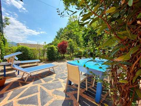 Sehr moderne Wohnung mit schönem Garten