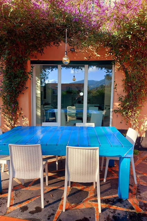 Sehr moderne Wohnung mit schönem Garten
