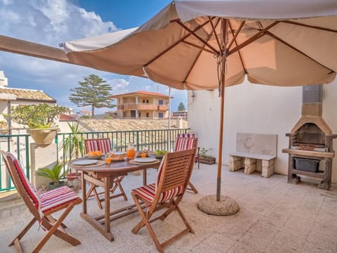 Agamennone, Wohnung 20 Meter vom Meer entfernt mit einer möblierten Terrasse.