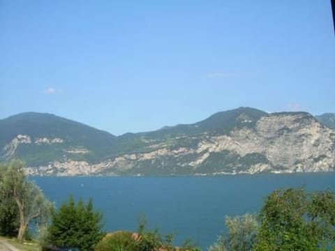 mit Blick auf das Wasser