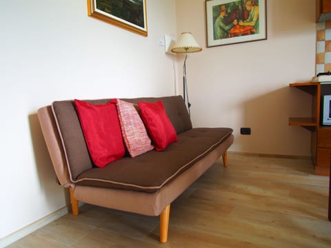 Wohnung in Verduno mit Garten