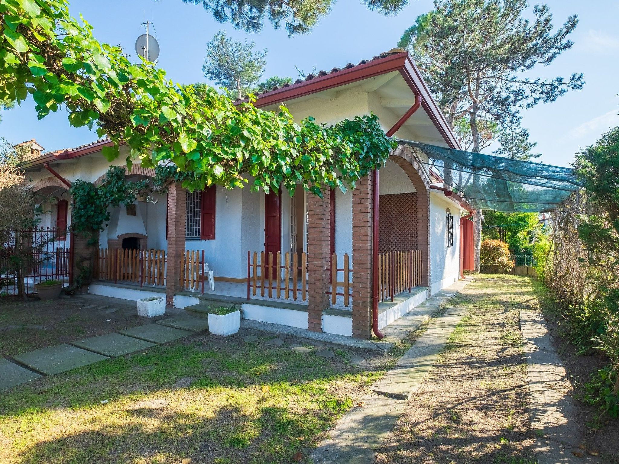 in Lido Delle Nazioni mit Großem Garten