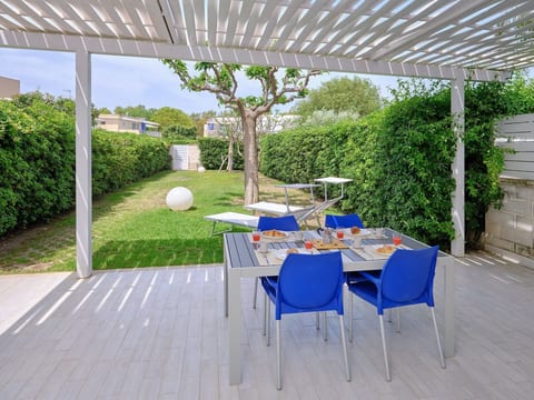 in Marina Di Ragusa mit Terrasse, Grill und Garten
