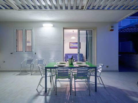 in Marina Di Ragusa mit Terrasse, Grill und Garten