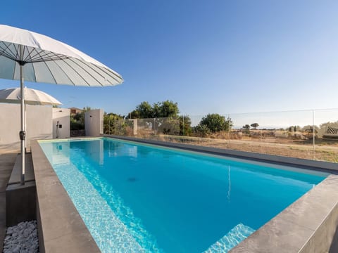 Demetra, moderne Villa mit Pool und Meerblick
