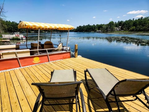 Nature called—and it saved you the best seat in the house: this beautiful lakeside cabin tucked in the woods.