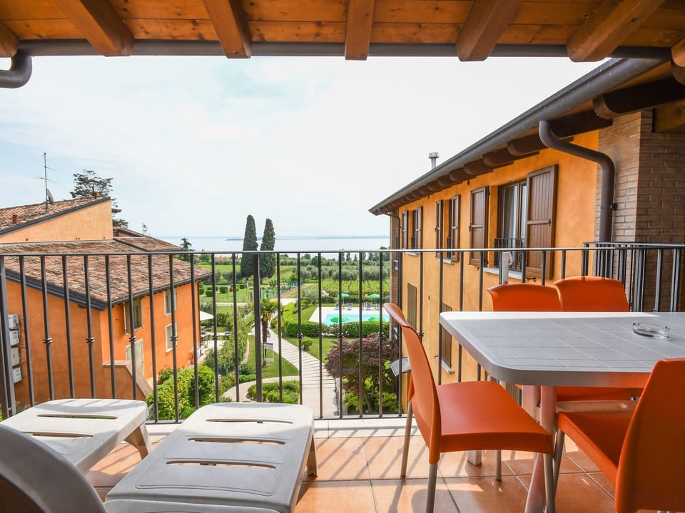 Apartamento con balcón, jardín y vista al lago - Moniga del Garda
