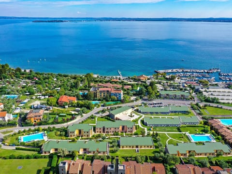 Wohnung mit Balkon, Schwimmbad und Seeblick