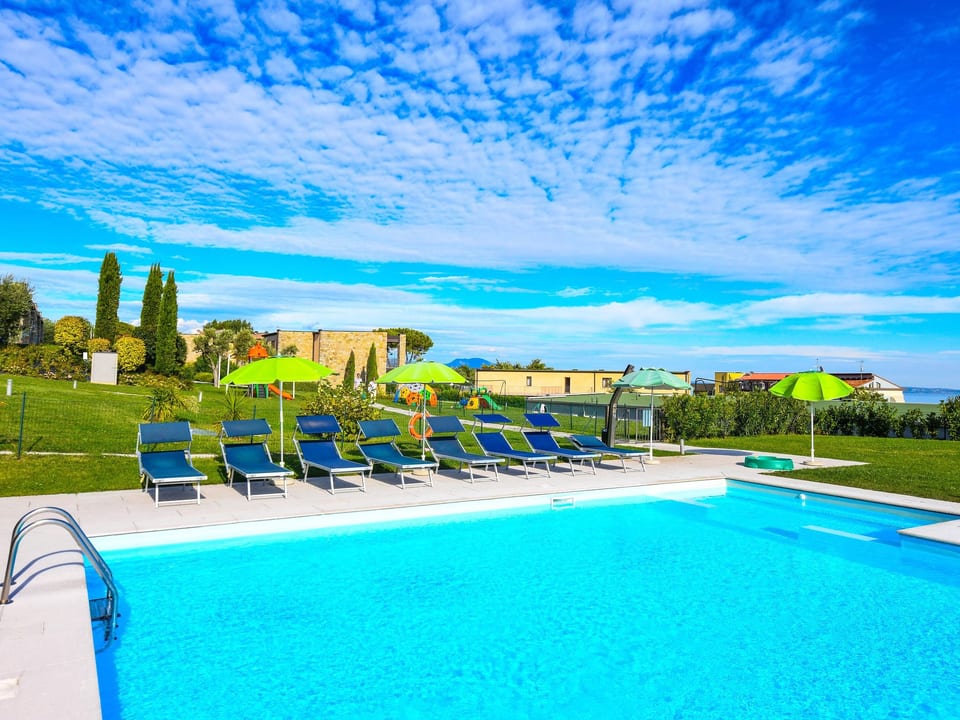 Wohnung mit Balkon, Schwimmbad und Seeblick - Moniga del Garda
