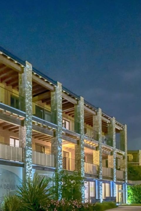 Wohnung mit Balkon, Schwimmbad und Seeblick