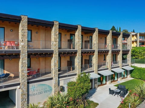 Wohnung mit Balkon, Schwimmbad und Seeblick