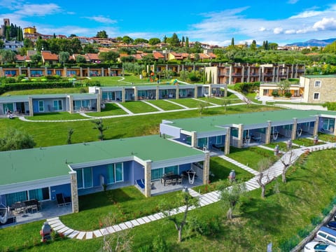 Wohnung mit Balkon, Schwimmbad und Seeblick