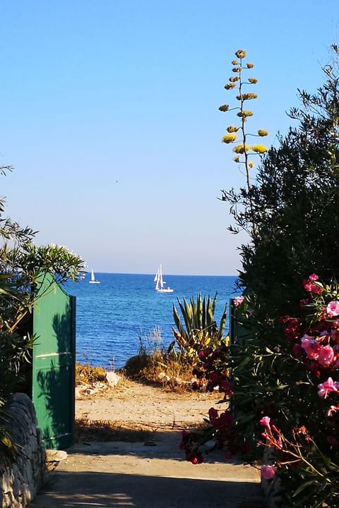 mit grosser Terrasse direkt am Meer
