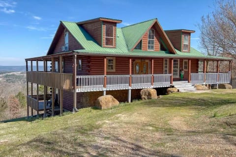 The Mountain Crest Cabin