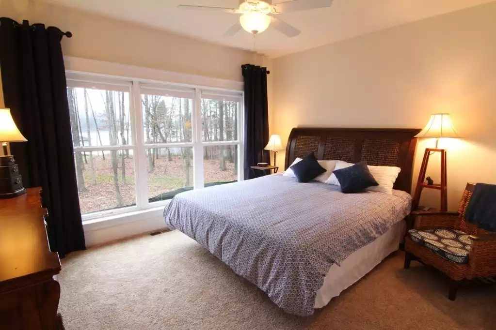 2nd King bedroom with lake view 2nd King bedroom with lake view - Tall Oaks Cove on Lake Anna - Mineral