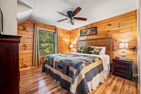 Mountain View Cabin Hot Tub Near Downtown